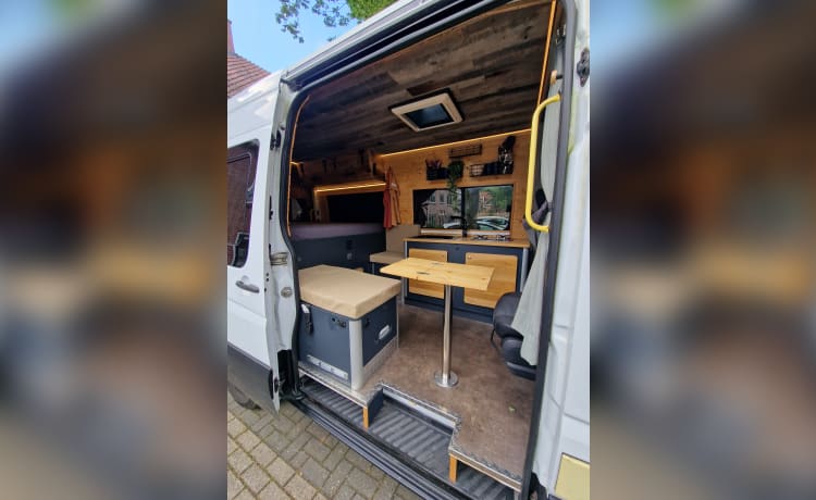 Tough 2 person bus camper - Off-grid