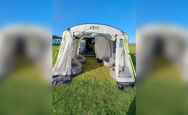 Charli  – Volkswagen-campervan uit 2018 met 4 slaapplaatsen