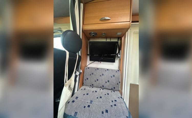 Roadrunner – Mooie en zeer goed onderhouden camper met veel ruimte