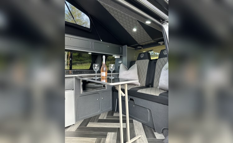 Camper Volkswagen a 4 posti letto, Wi-Fi, aria condizionata