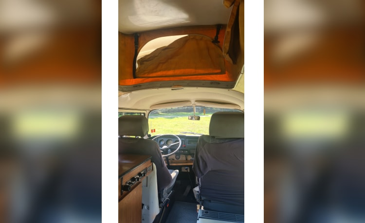 2p Volkswagen campervan uit 1969