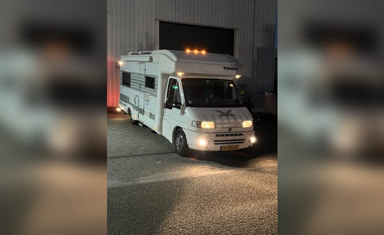 Beau camping-car Fiat Ducato pour 4 personnes, entièrement équipé.