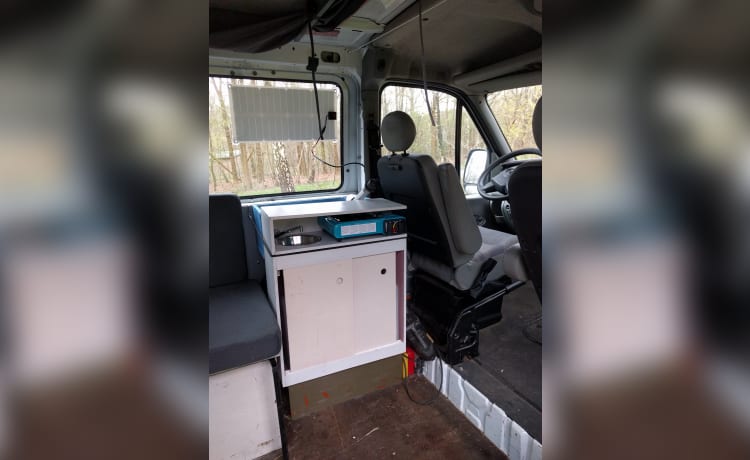 Zelfbouw camper uit 2010, 9 personen