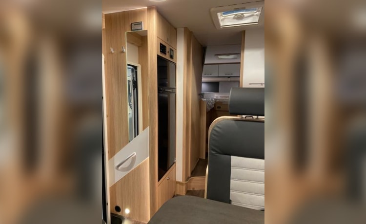 7 – Luxe, riante automaat camper met enkele bedden!