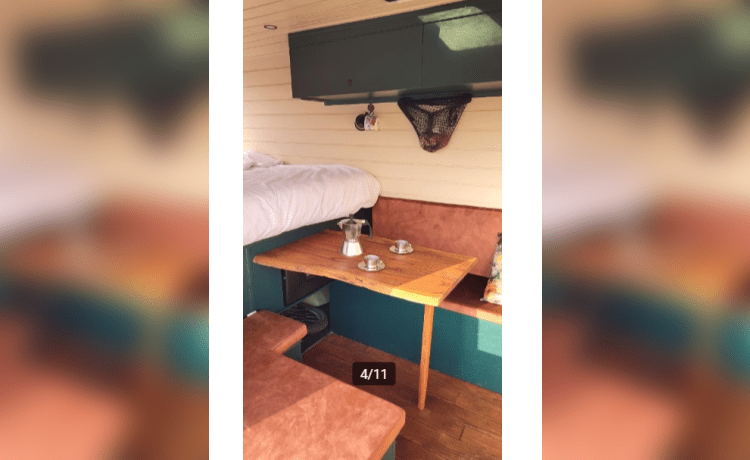 Barry – Volkswagen Camperbus met vast bed + zithoek