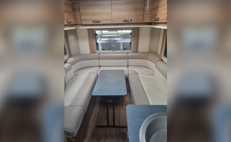 Jemima – 6-persoons Swift Escape 674 camper uit 2021