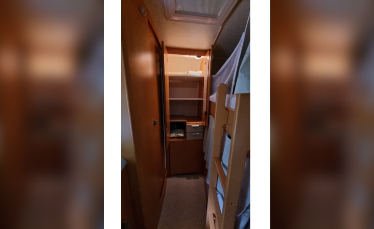 Compact 4p Hymer alcove with bunk bed