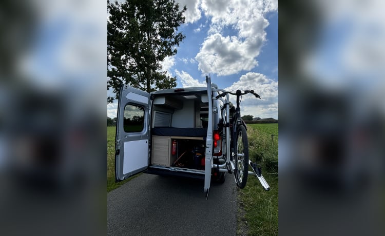 Harrie – Super nette 2 persoons Peugeot bus uit 2015 met luifel en fietsendrager