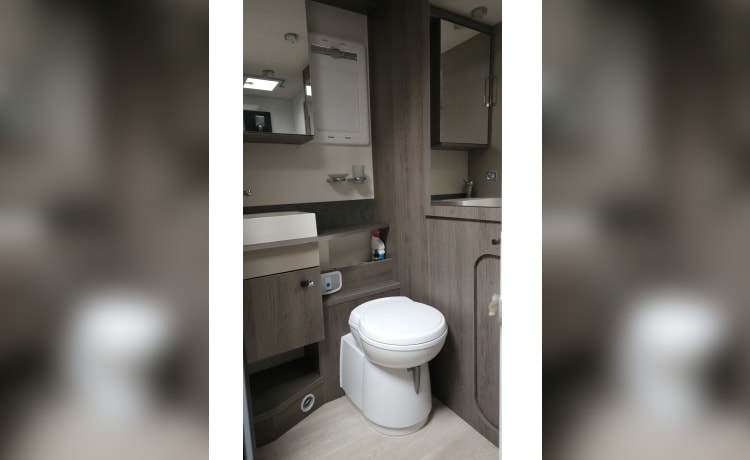 Complete 4 persoons camper: Chausson 640 Titanium - automaat - 2019