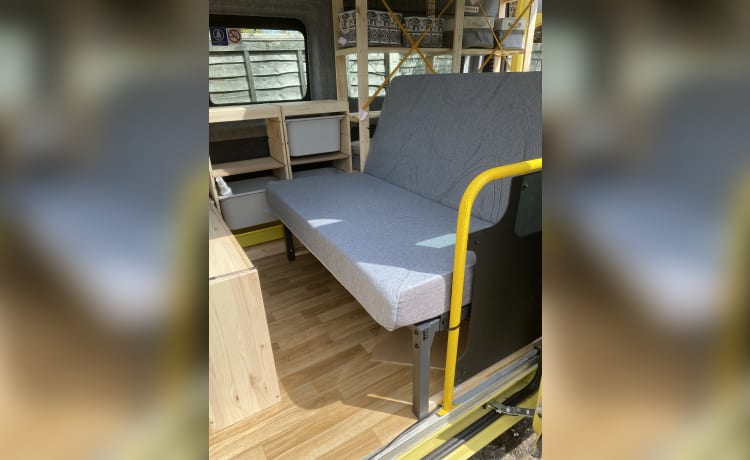 Vincent – un comodo camper Renault giallo con 2 posti letto del 2015