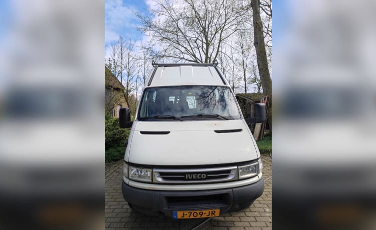 Robuuste Iveco daily | 5 zitplaatsen | 3 slaapplaatsen | cruise-control