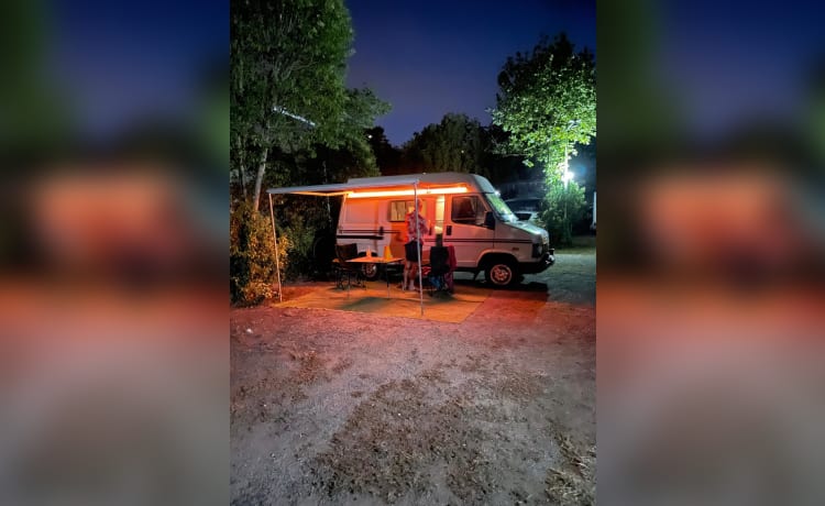 Butler – Vintage Citroën campervan uit 1991 voor 2 personen