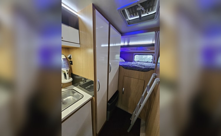 6-person luxury, spacious, neat Alcove family camper Rimor from 2017