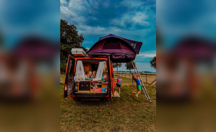 Liesellove – Adventurous DIY family camper with roof tent