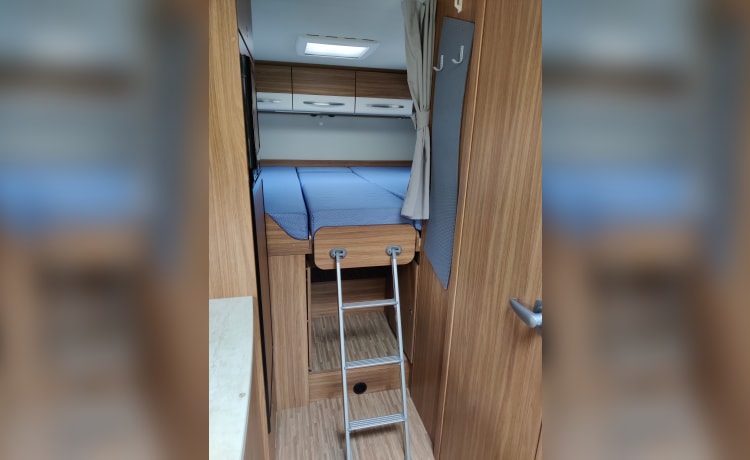 Luxury 2/3 person Carado T377 semi-integrated from 2015 with single beds