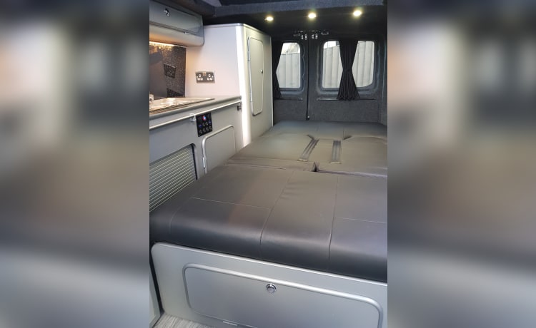 Black Beauty – Mercedes-Benz camper Gloednieuwe conversie met wegrijluifel