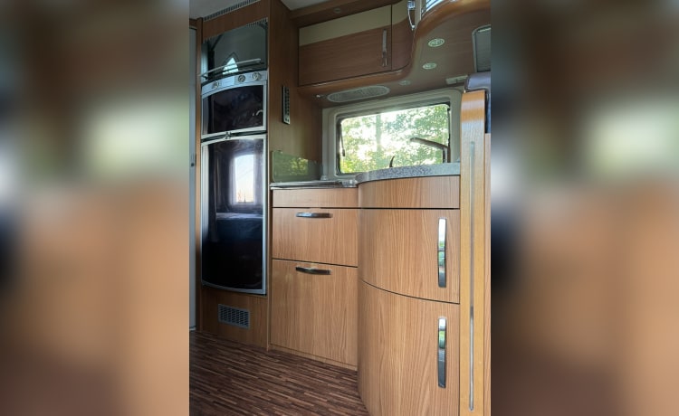 Spacious Luxury 2P Hymer Semi-integrated