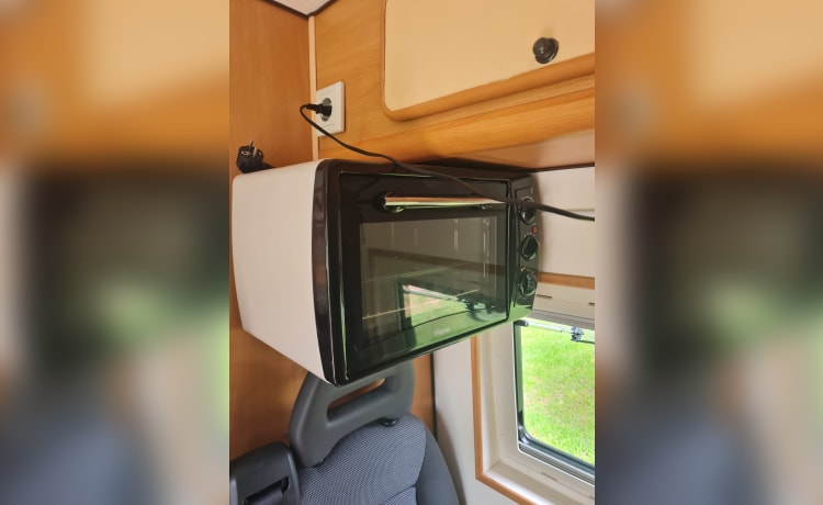 Chico – Our cozy bus with toilet, sleeps 2 adults + 1 baby