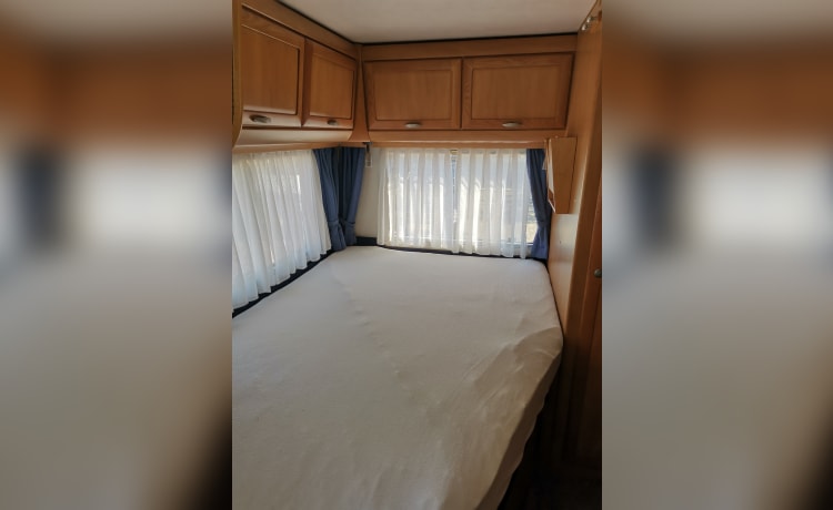 B574 met dubbele bodem  – 4p Top Hymer with good French beds