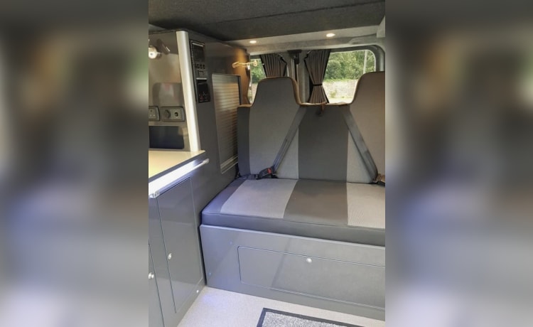 Tommy – Ford Campervan mit 4 Schlafplätzen, Baujahr 2015