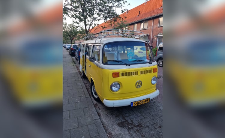 2p Volkswagen campervan uit 1979