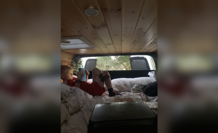 Trevor the Transit – Stealth-Campervan mit 5 Schlafplätzen
