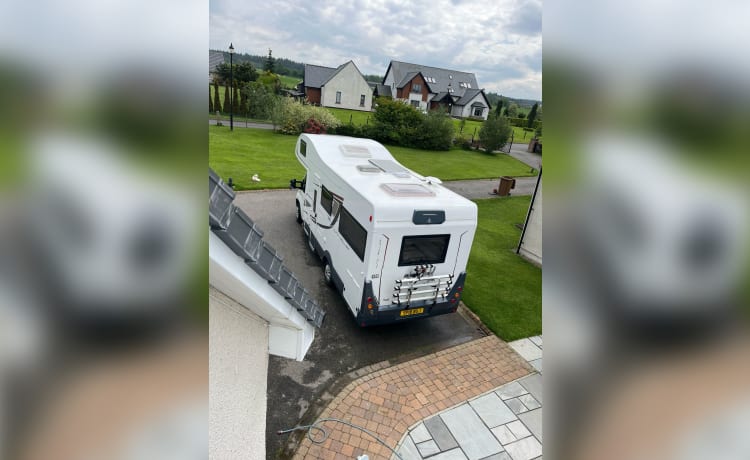 NC500 Highland Tourer – Motorhome Auto Roller 746 con 6 posti letto - ideale per NC500 e Highlands