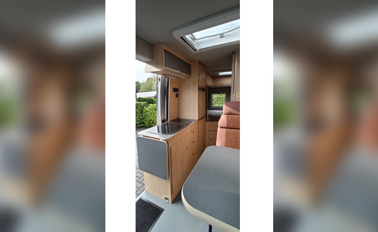 Avanti La Strada – Camping-car de luxe | 4 places assises/3 couchages | Cuisine/Toilette/Climatisation moto/Porte-vélos