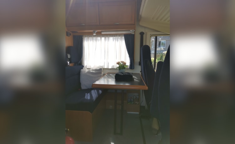 B574 met dubbele bodem  – 4p Top Hymer with good French beds