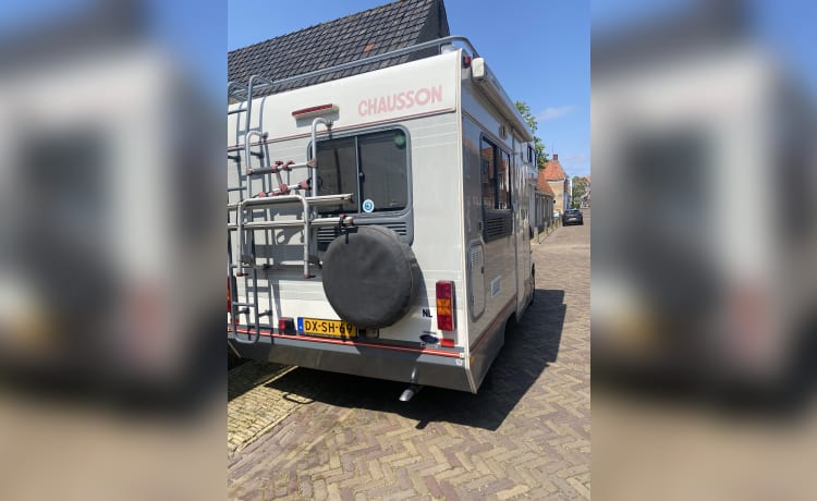 Pantoffeltje – Compact 4 person alcove camper (also 4 seat belts!)