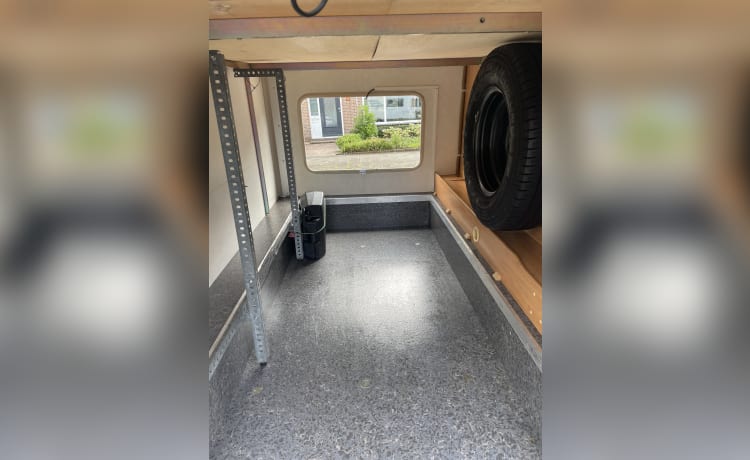 Wonderful 6 person Hymer B644 integral camper XXL garage