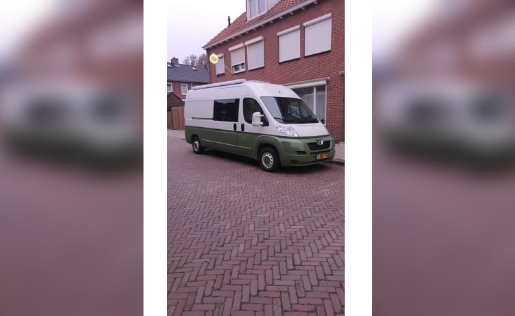 Ollie – Op Weg naar Avontuur: Huur Onze Stijlvolle Camperbus!