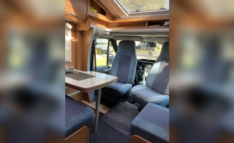 liberty 654 – Camper met airco en 2 losse bedden  incl. huish. benodigheden.