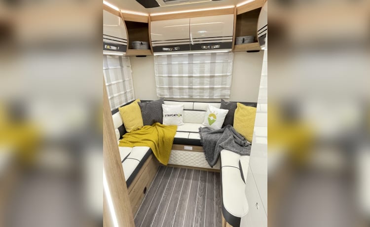 Astrid – Luxury 4-6 Berth Roller Team Auto-Roller 747 Manual - Entièrement assuré