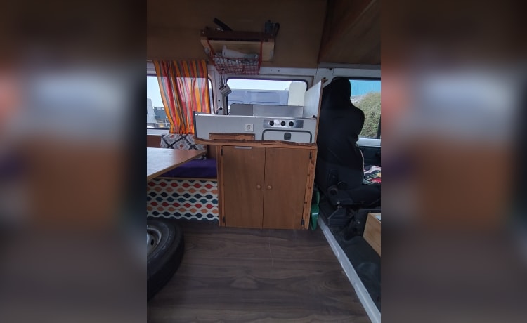 2 persoons Renault campervan uit 1995 – Op avontuur met vrolijke camper Noah!