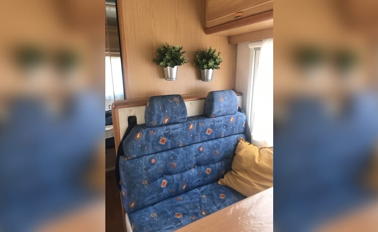 Claes – Claes: 4p spacious Alcove camper from 2000