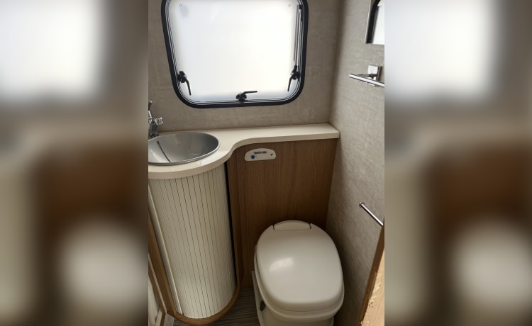 Jai the Camper – Beautiful and trendy 7p Rimor alcove from 2017