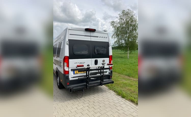 Heunie 1 – Mooie buscamper met 2 lengtebedden