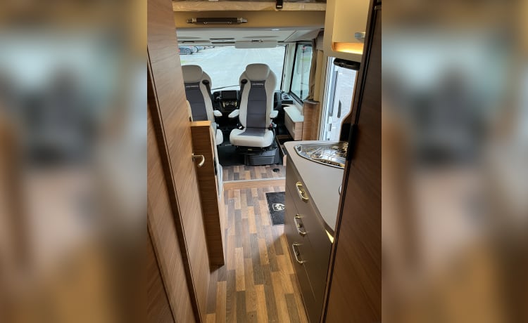 Zeer nieuwe en luxe 4 persoons integraal camper Weinsberg CaraCore 650 MEG