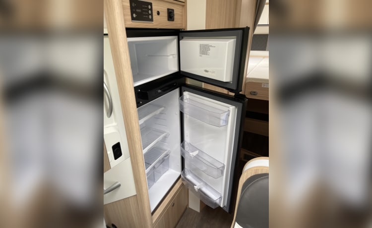 13/21 – Luxuriöser, kompletter Camper mit Längsbetten und einem ausziehbaren Bett!