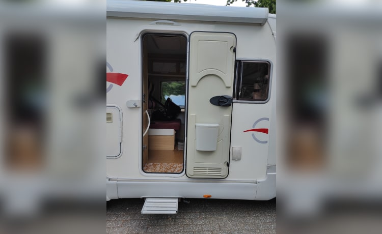 Ted – Half integraal camper met gezellig interieur uit 2006