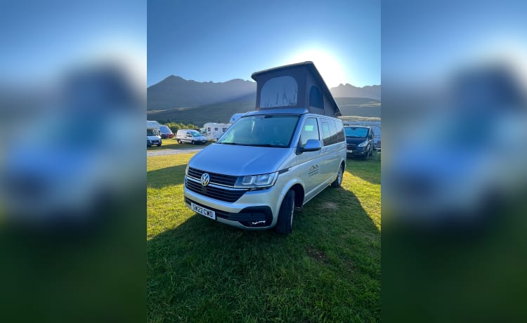 Iona – Luxuriöser Volkswagen Transporter 6.1 mit 4 Schlafplätzen