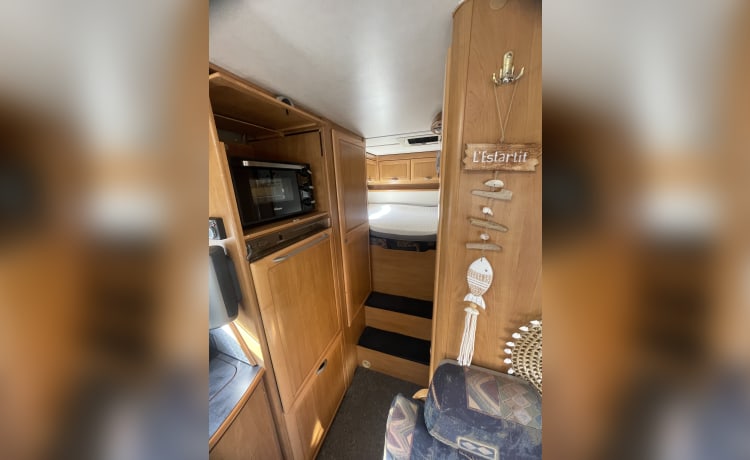 Magnifique garage XXL pour camping-car intégral Hymer B644 6 personnes