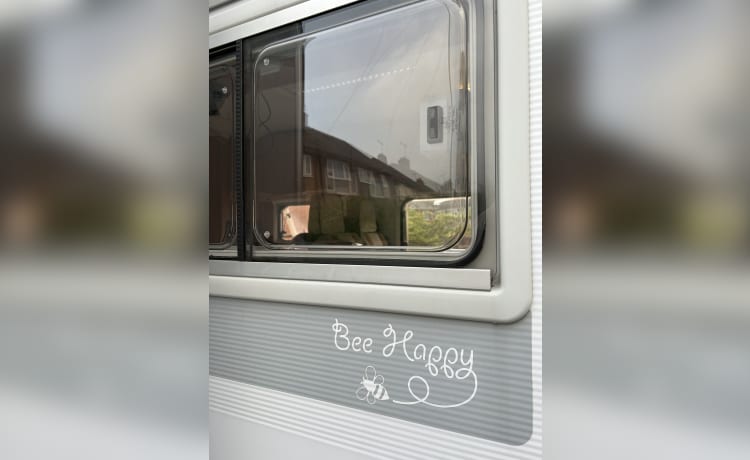 BeeHappy Motorhome Hire 🐝 – Beau camping-car 4 couchettes parfait pour un coupon ou une petite famille. 