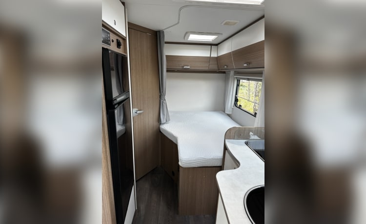 5 – Spacious and luxurious 3-person camper with lots of room to move!