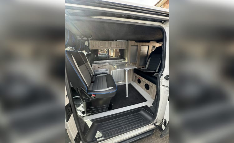 Otis – Camping-car VW T5 - 4 couchages - hors réseau