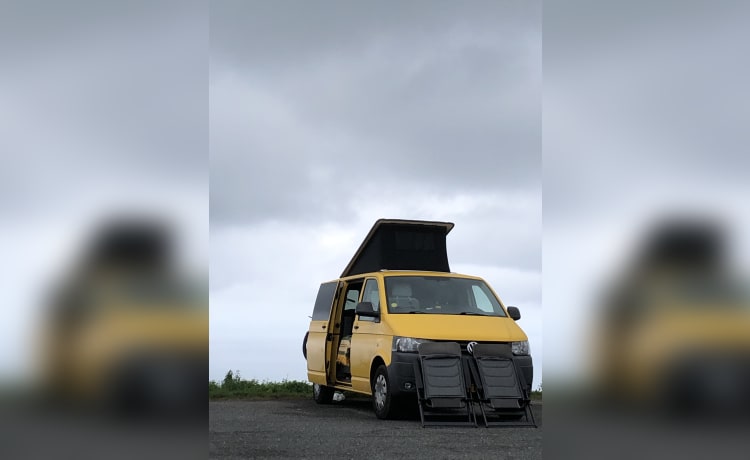 Bus jaune VW T5 avec intérieur moderne