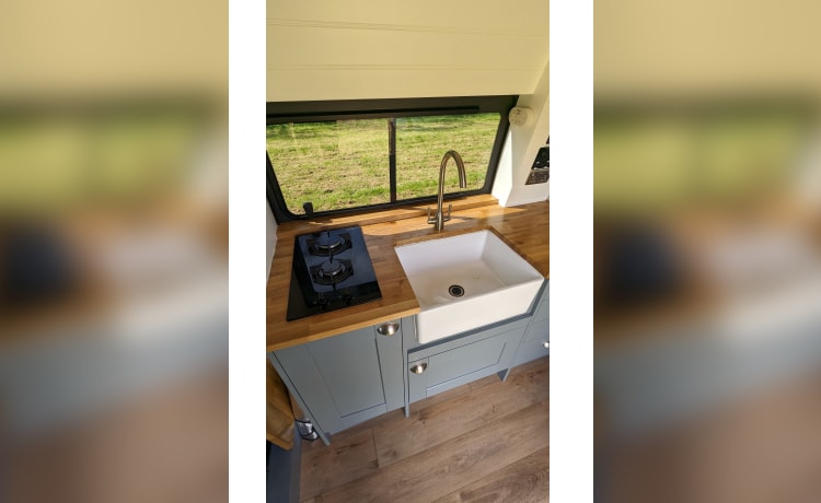 Betty The Boxer – Luxurious 2 Berth Peugot Boxer L3H2