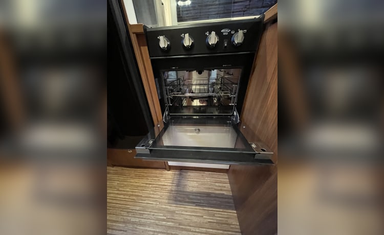 Spacious 4-5 person camper, Fiat Ducato- Adria Matrix 
