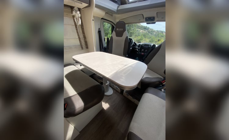 Mooie comfortabele 4p Chausson camper uit 2016!